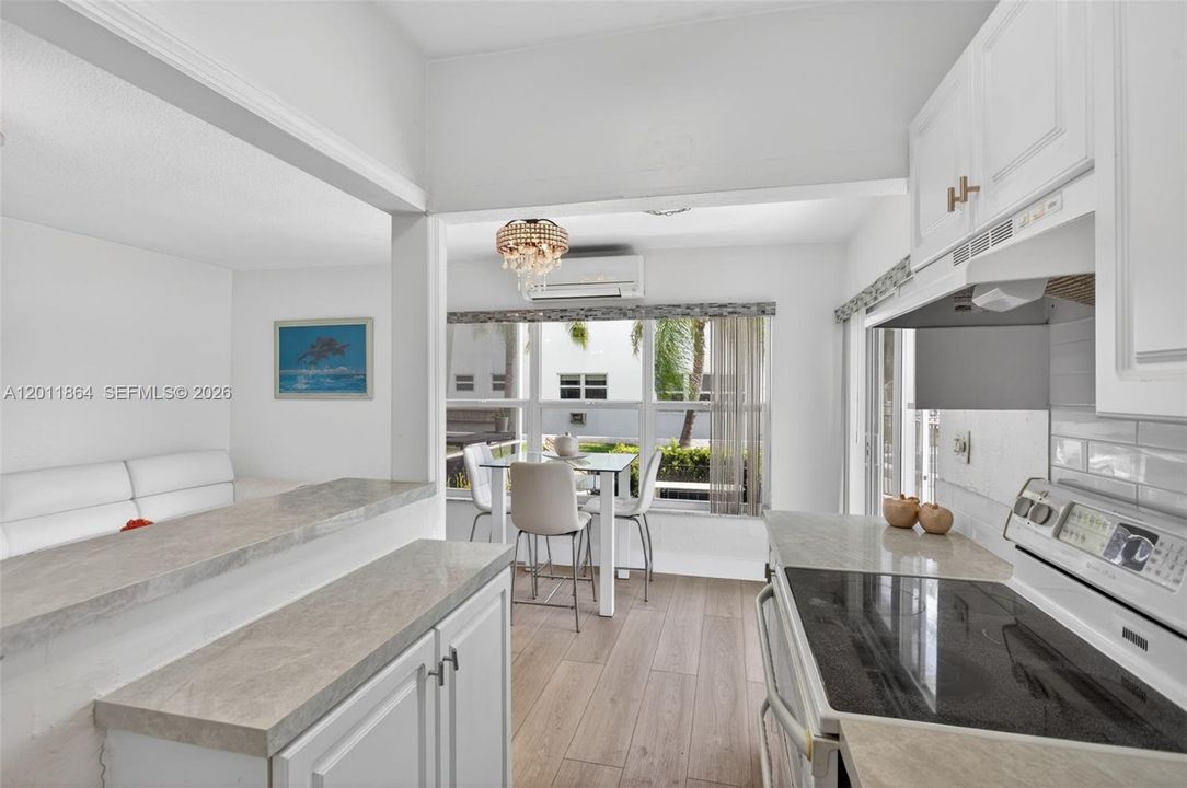 For Sale: $245,000 (1 beds, 1 baths, 678 Square Feet)