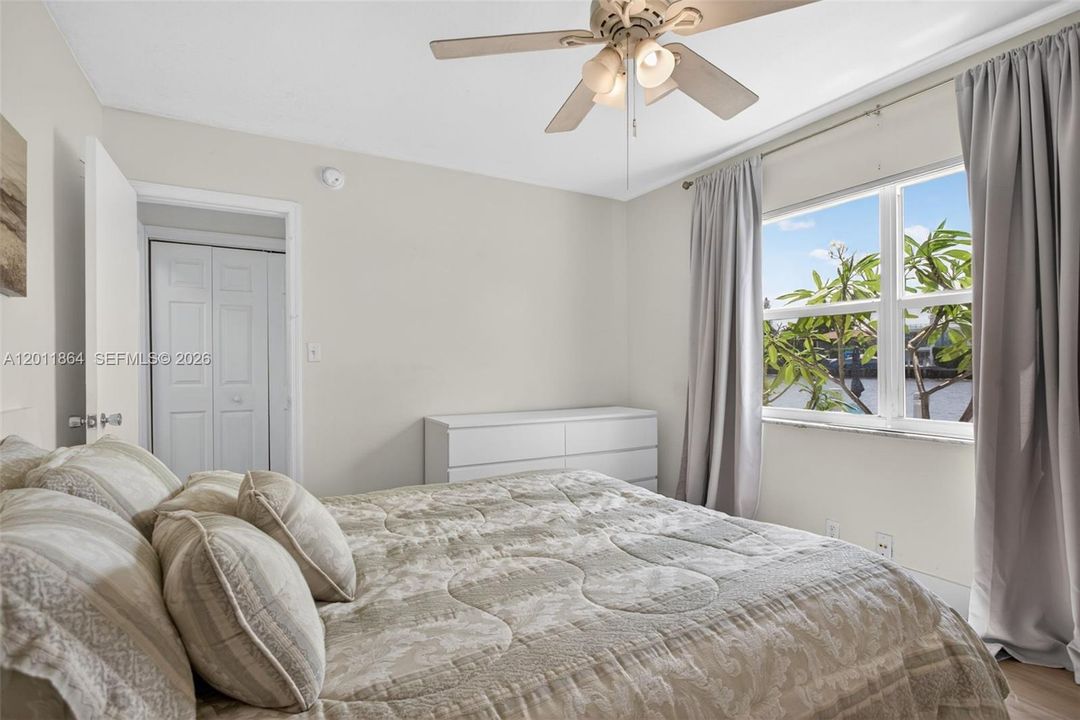 For Sale: $245,000 (1 beds, 1 baths, 678 Square Feet)