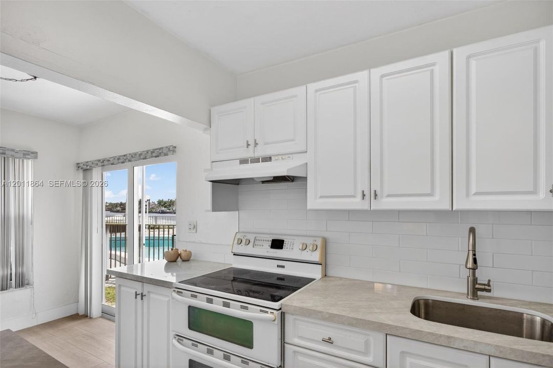 For Sale: $245,000 (1 beds, 1 baths, 678 Square Feet)