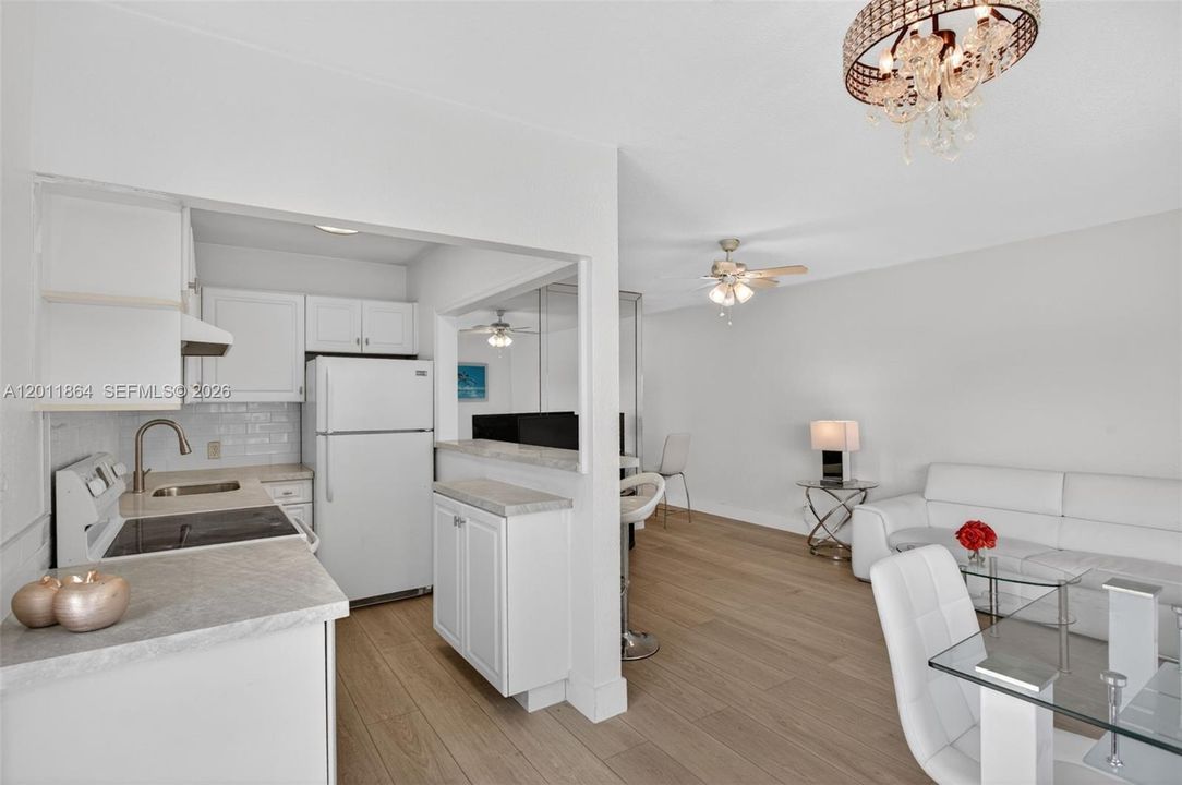 For Sale: $245,000 (1 beds, 1 baths, 678 Square Feet)