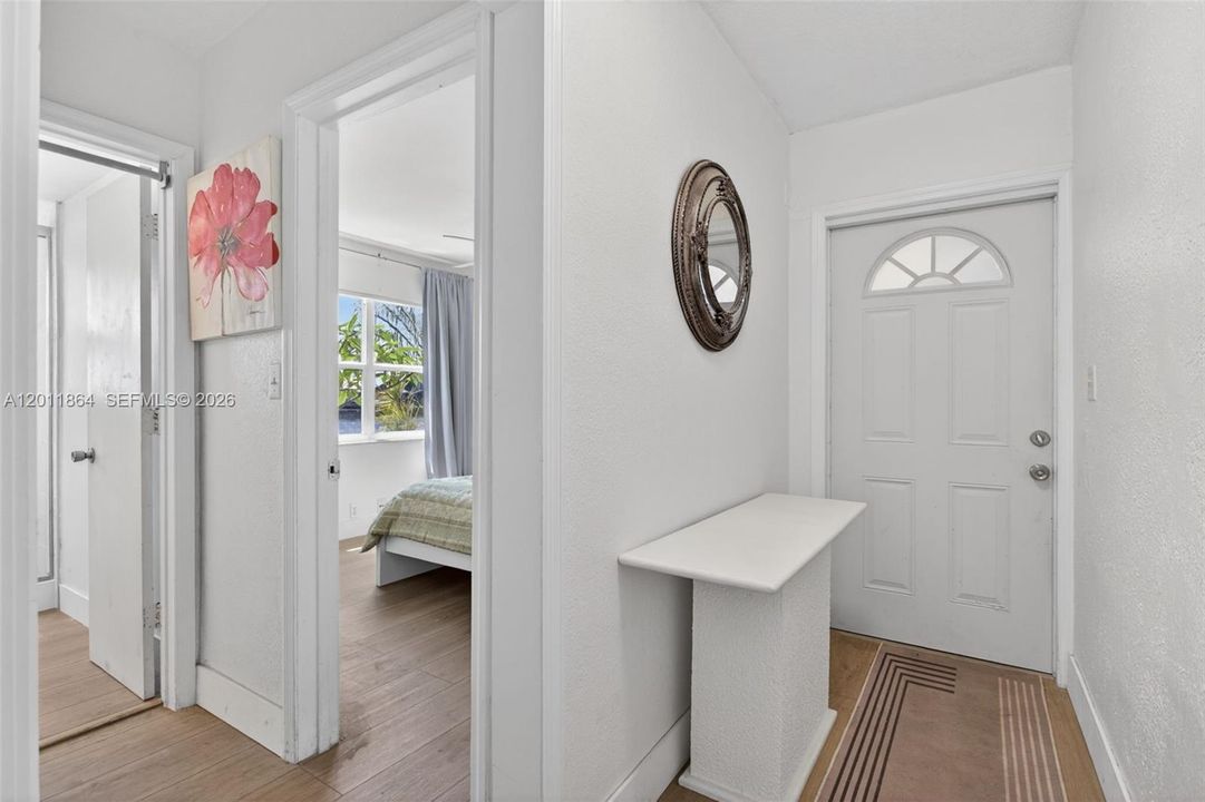 For Sale: $245,000 (1 beds, 1 baths, 678 Square Feet)