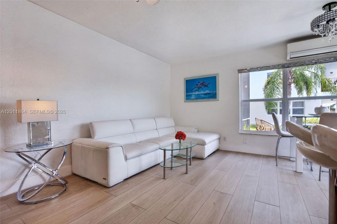 For Sale: $245,000 (1 beds, 1 baths, 678 Square Feet)