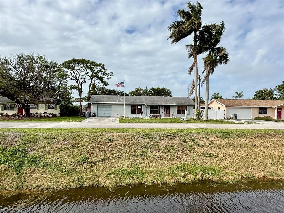 A canal facing home with no HOA & 1 car garage.  Images may include digital edits such as removal of items. Such modifications may result in slight visual variations or distortions.