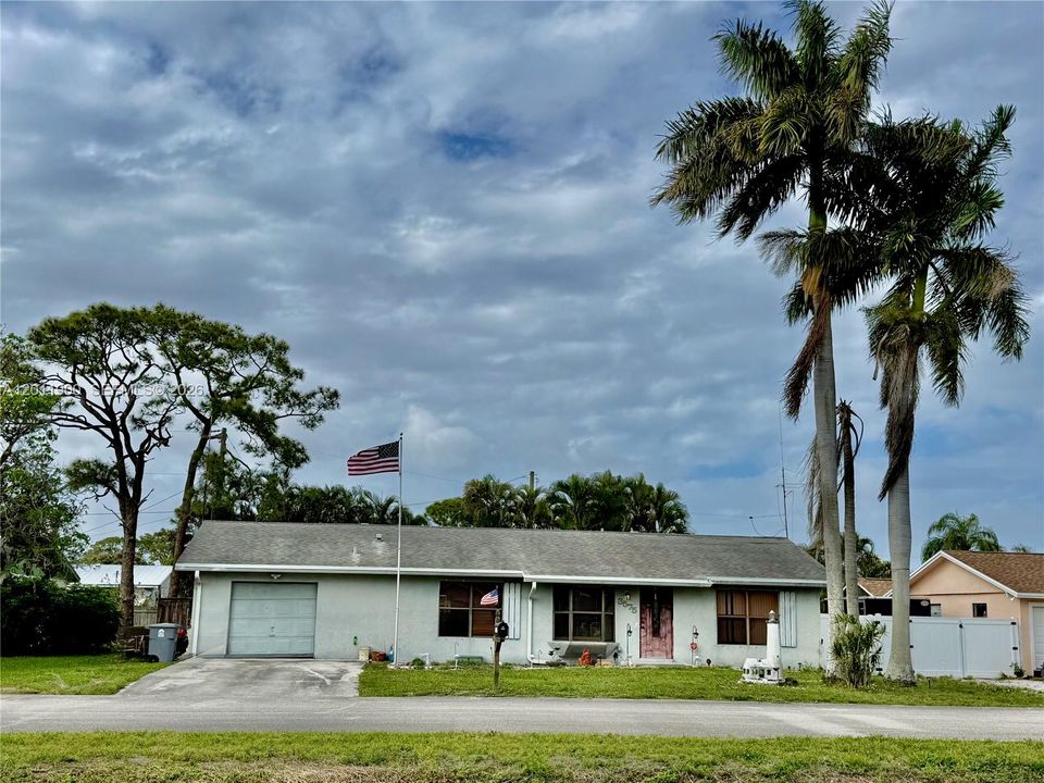 Near the beach, shopping, dining. Images may include digital edits such as removal of items. Such modifications may result in slight visual variations or distortions.