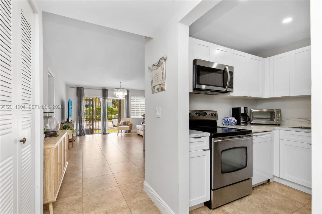 For Sale: $229,999 (1 beds, 1 baths, 830 Square Feet)