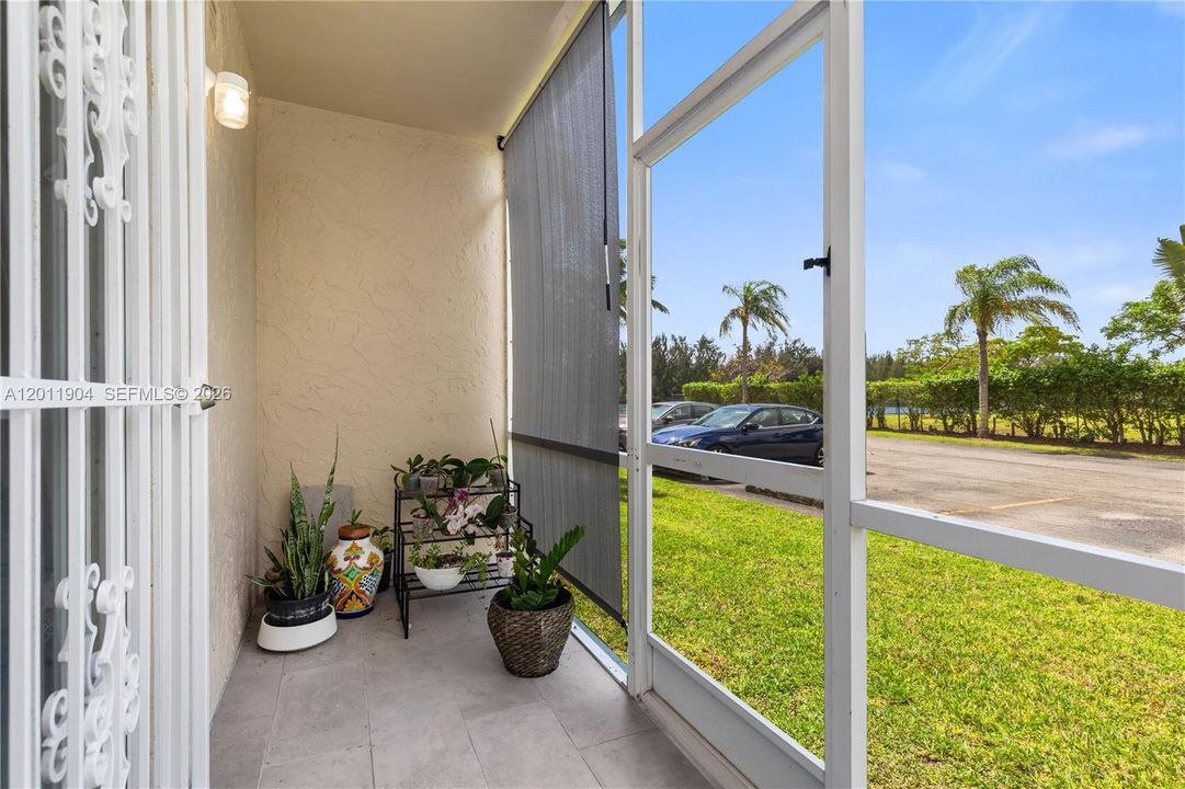 For Sale: $229,999 (1 beds, 1 baths, 830 Square Feet)