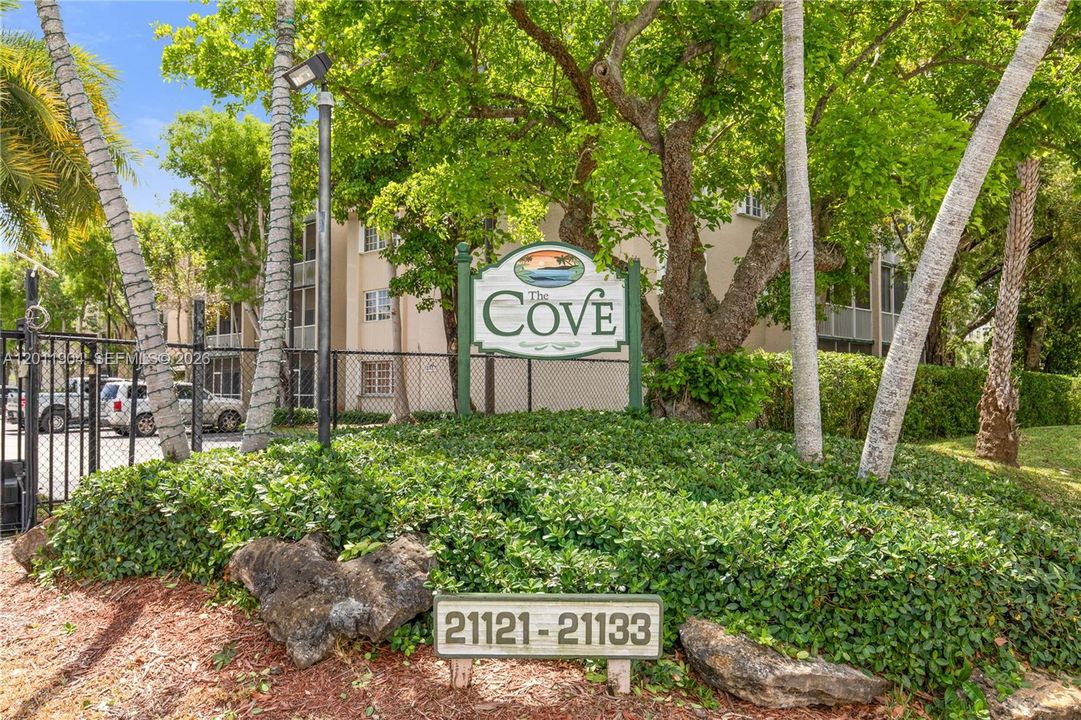For Sale: $229,999 (1 beds, 1 baths, 830 Square Feet)