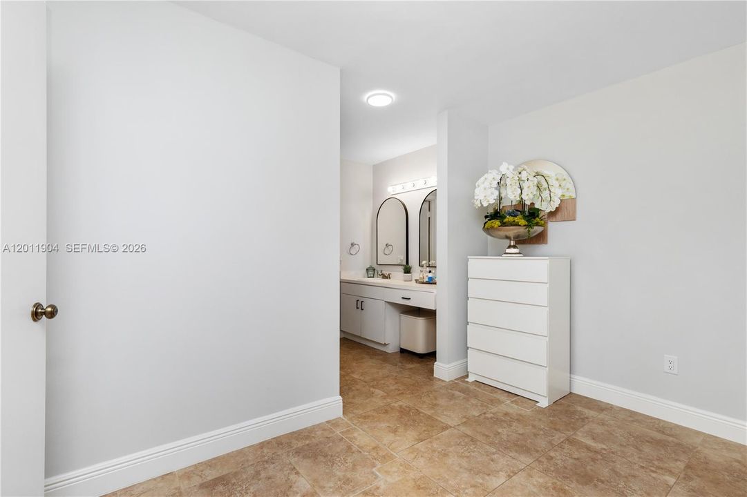 For Sale: $229,999 (1 beds, 1 baths, 830 Square Feet)