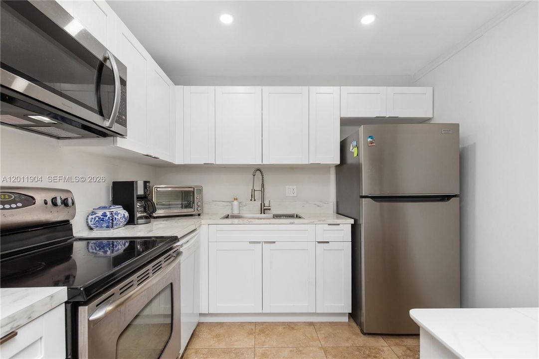 For Sale: $229,999 (1 beds, 1 baths, 830 Square Feet)