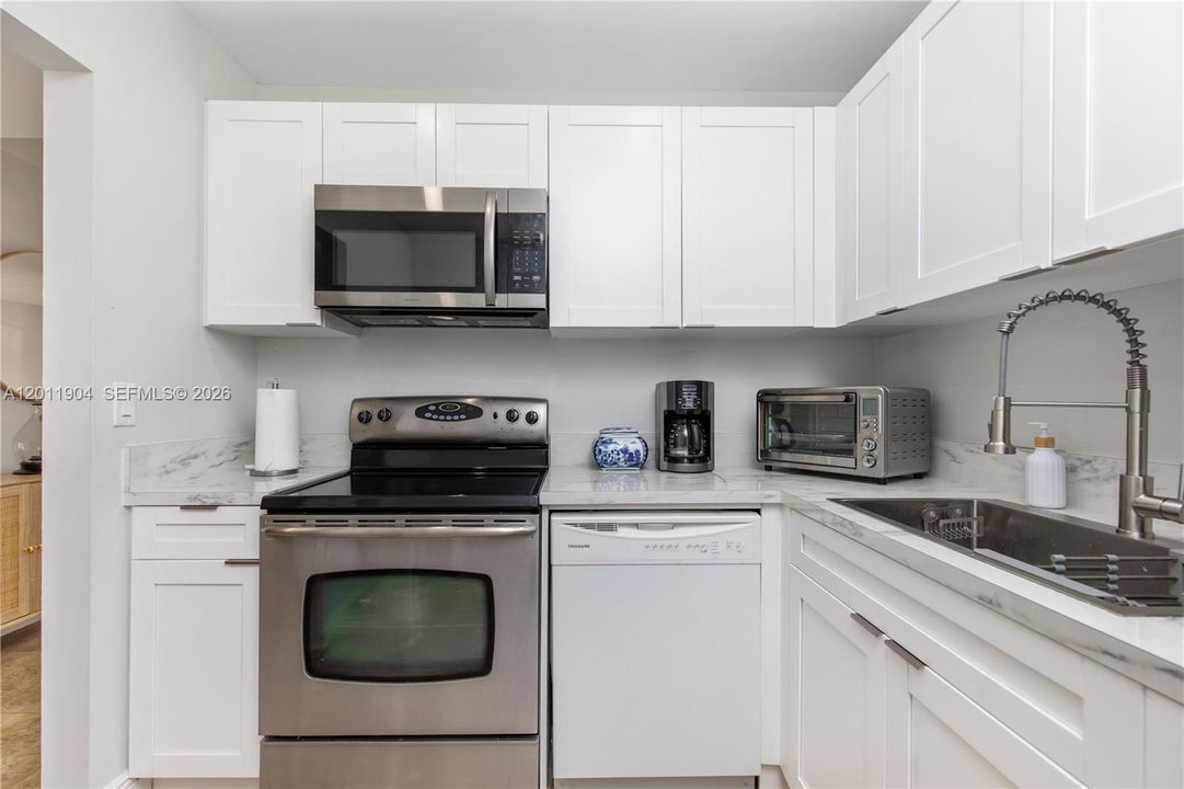 For Sale: $229,999 (1 beds, 1 baths, 830 Square Feet)