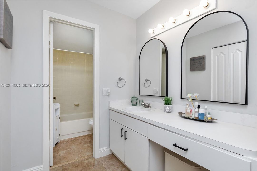For Sale: $229,999 (1 beds, 1 baths, 830 Square Feet)