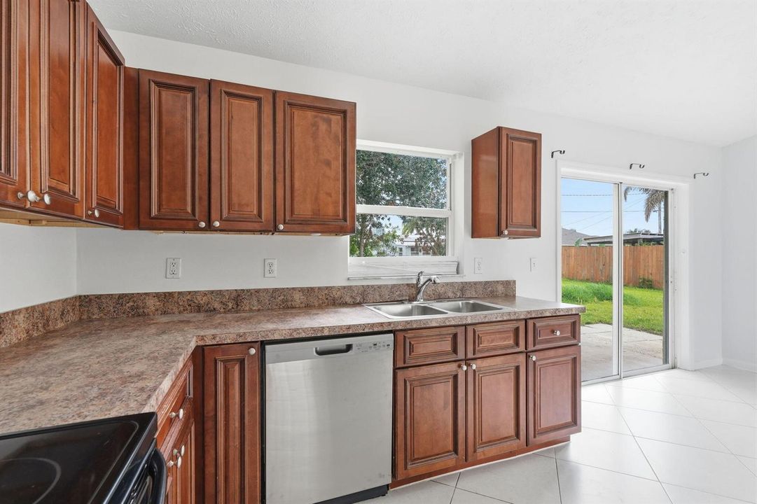 28-web-or-mls-2574_SE_Richmond_St_025