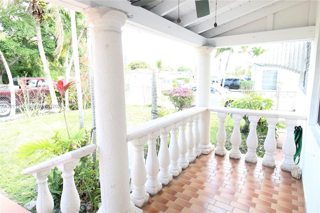 Active With Contract: $3,200 (3 beds, 1 baths, 1827 Square Feet)