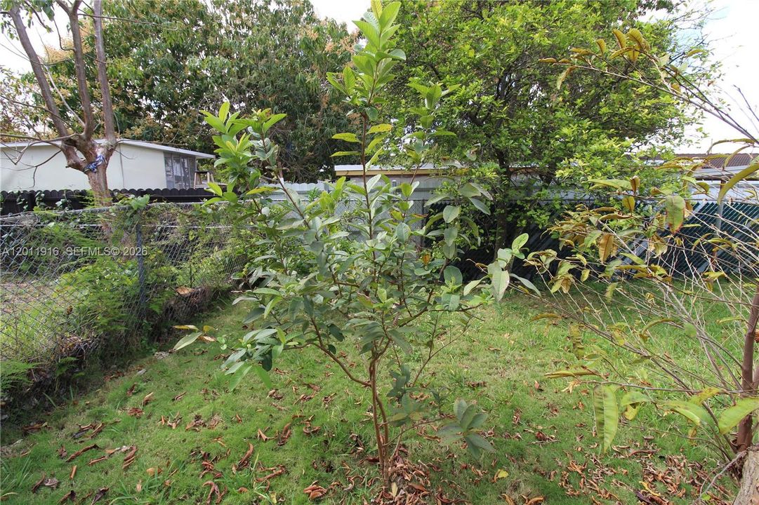 Active With Contract: $3,200 (3 beds, 1 baths, 1827 Square Feet)