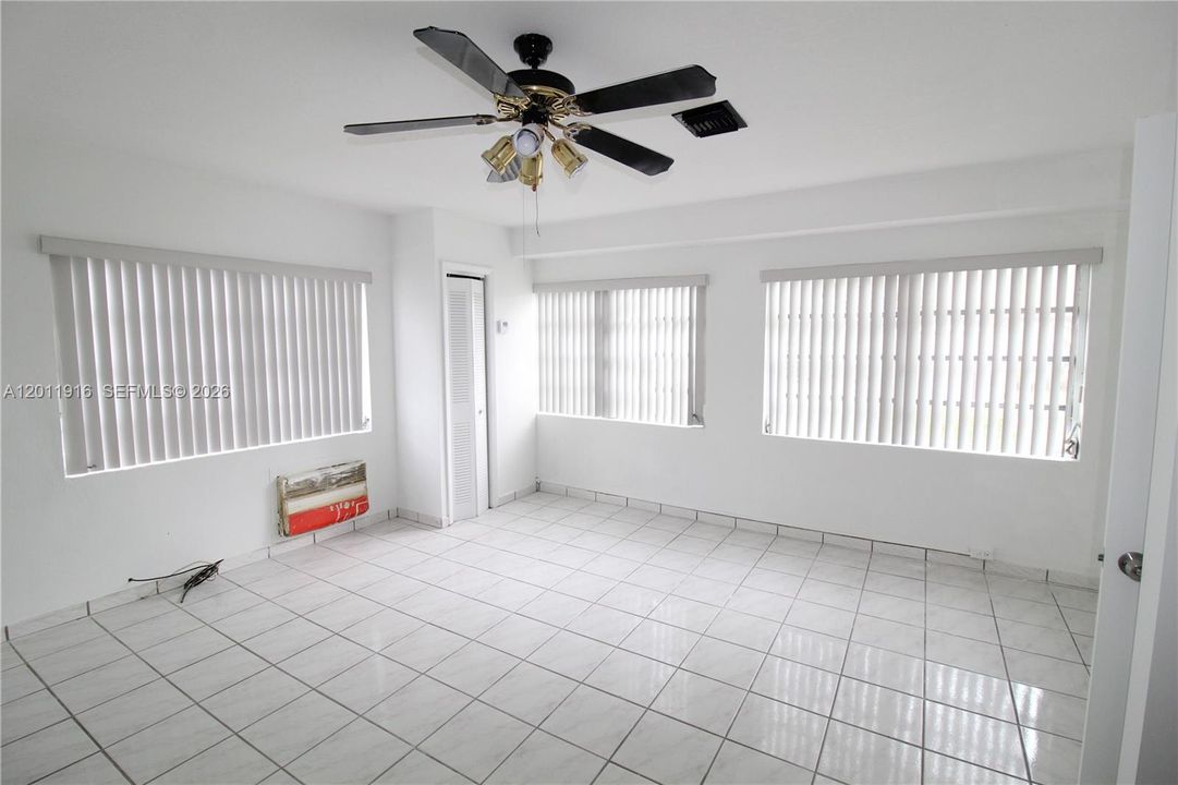 Active With Contract: $3,200 (3 beds, 1 baths, 1827 Square Feet)