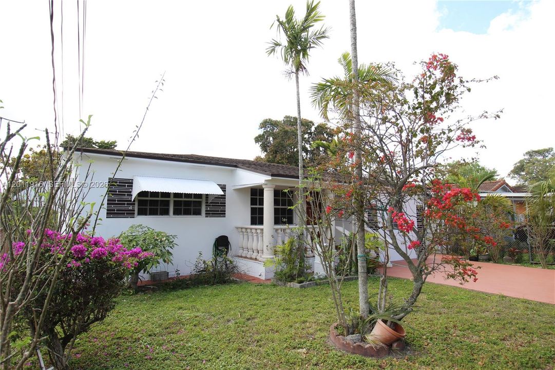 Active With Contract: $3,200 (3 beds, 1 baths, 1827 Square Feet)