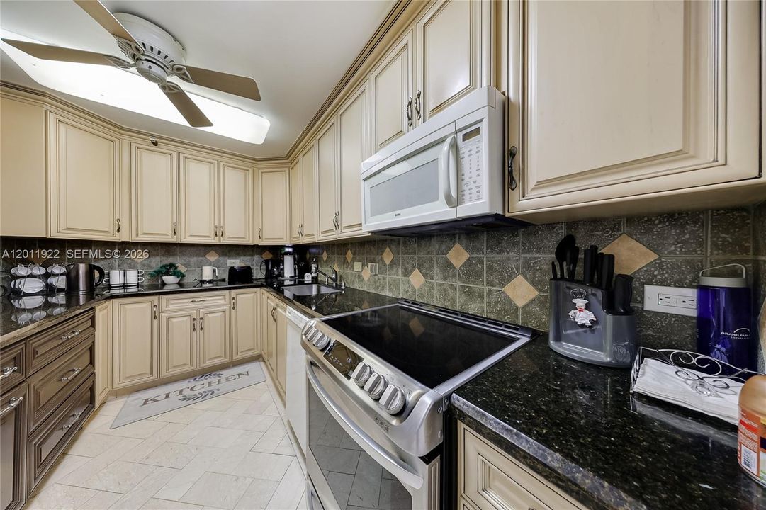 En Venta: $450,000 (2 camas, 2 baños, 1132 Pies cuadrados)