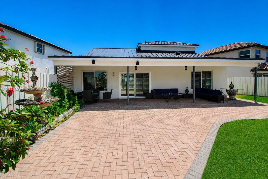 Activo con contrato: $730,000 (4 camas, 2 baños, 2062 Pies cuadrados)
