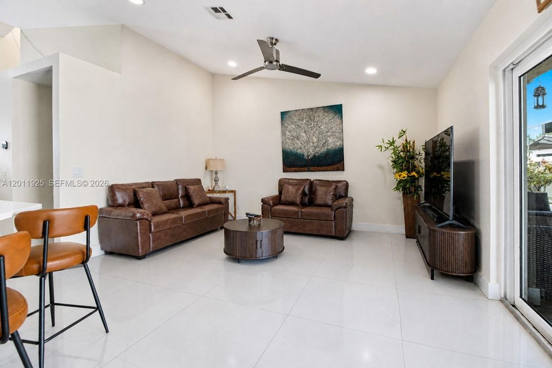Activo con contrato: $730,000 (4 camas, 2 baños, 2062 Pies cuadrados)