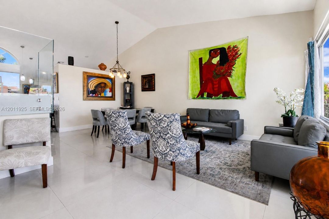 Activo con contrato: $730,000 (4 camas, 2 baños, 2062 Pies cuadrados)