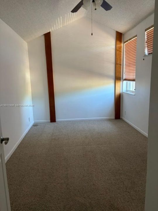 Activo con contrato: $2,700 (3 camas, 2 baños, 1340 Pies cuadrados)
