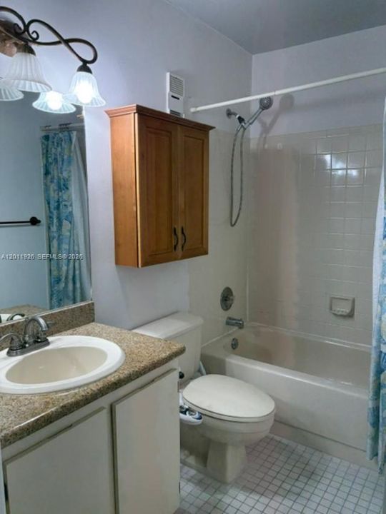 Activo con contrato: $2,700 (3 camas, 2 baños, 1340 Pies cuadrados)