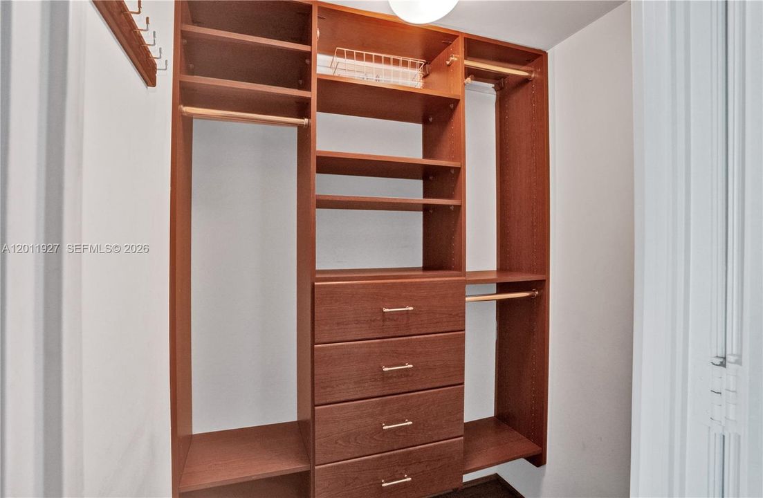 Под контрактом: $1,995,000 (2 спален, 3 ванн, 2390 Квадратных фут)