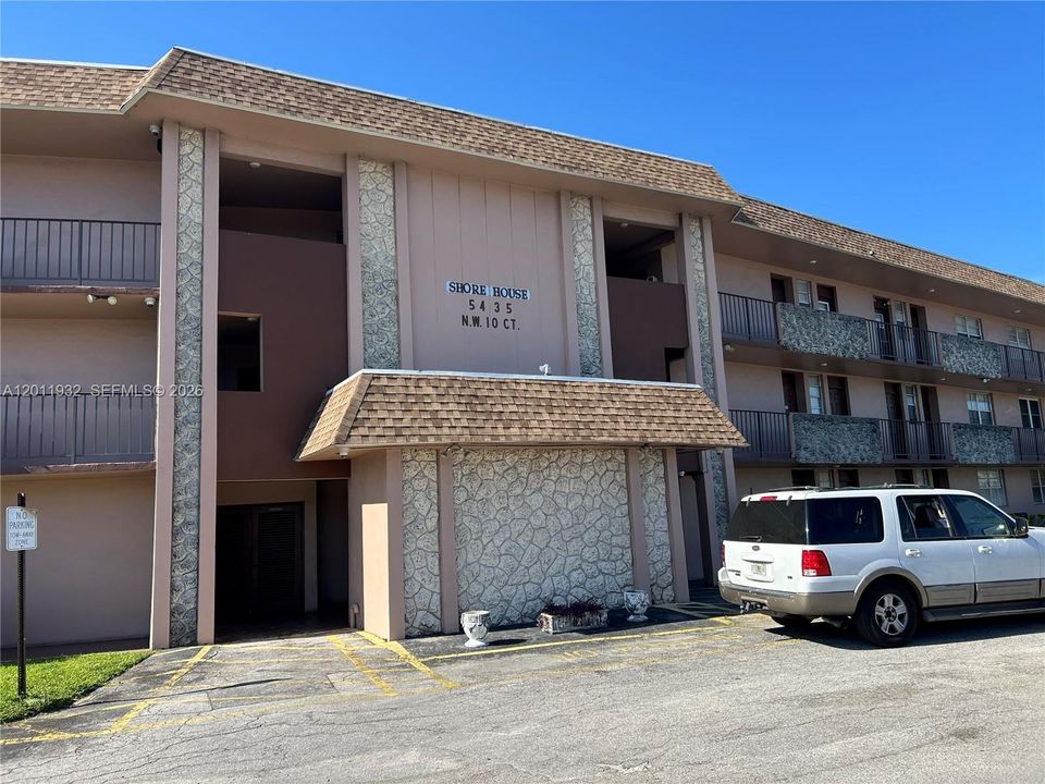 Active With Contract: $174,900 (2 beds, 2 baths, 1000 Square Feet)