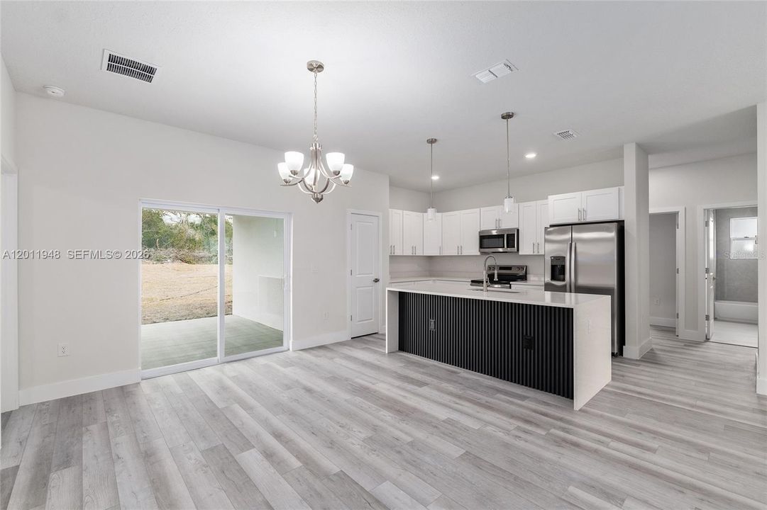 Activo con contrato: $349,900 (4 camas, 3 baños, 1942 Pies cuadrados)