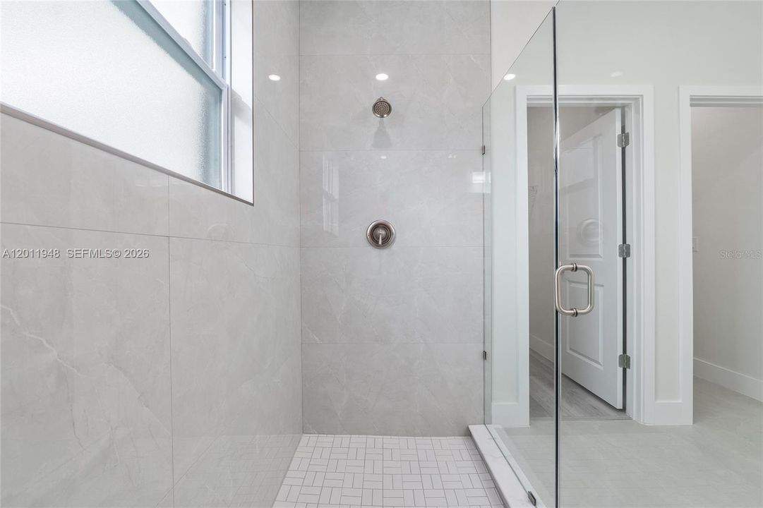 Activo con contrato: $349,900 (4 camas, 3 baños, 1942 Pies cuadrados)