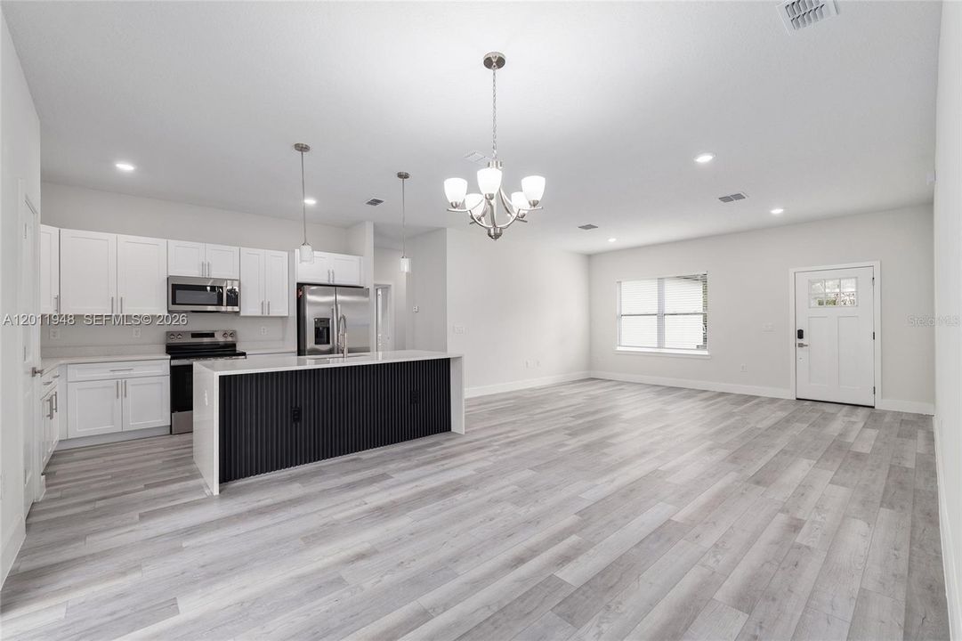 Activo con contrato: $349,900 (4 camas, 3 baños, 1942 Pies cuadrados)
