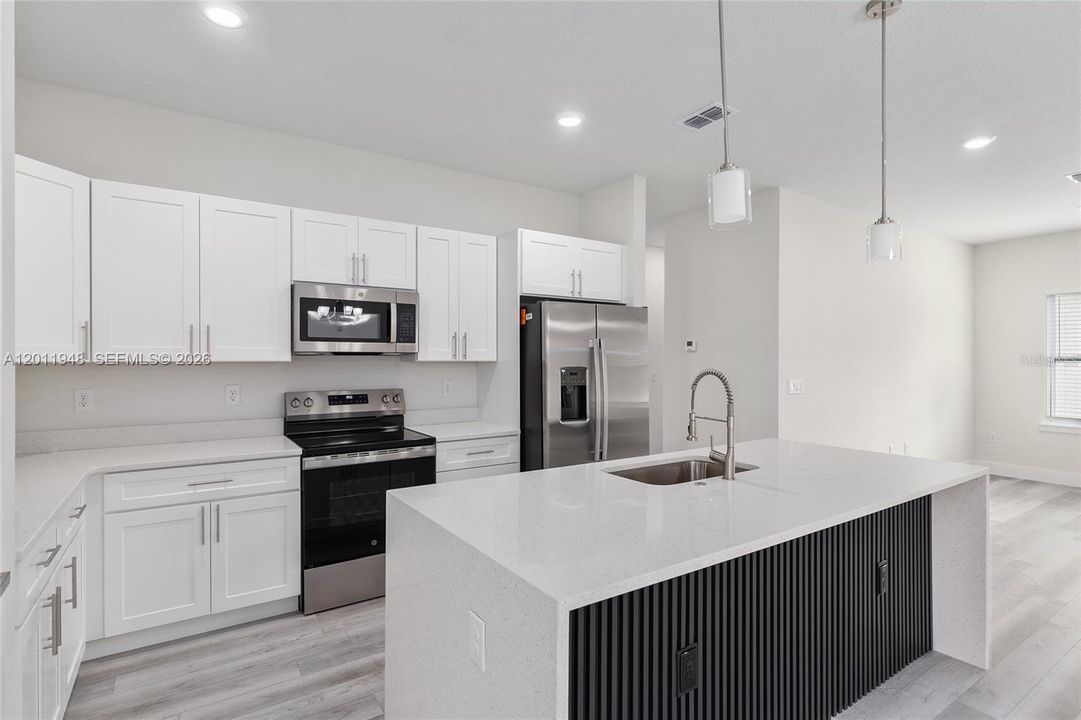 Activo con contrato: $349,900 (4 camas, 3 baños, 1942 Pies cuadrados)