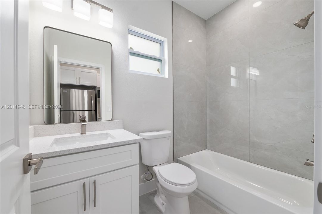 Activo con contrato: $349,900 (4 camas, 3 baños, 1942 Pies cuadrados)