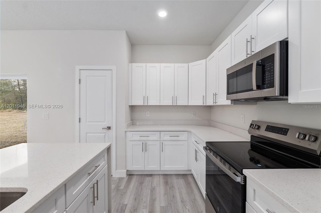 Activo con contrato: $349,900 (4 camas, 3 baños, 1942 Pies cuadrados)