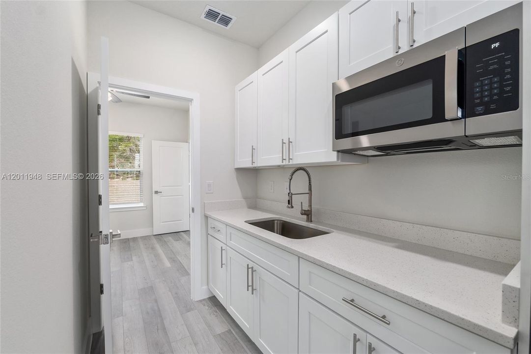 Activo con contrato: $349,900 (4 camas, 3 baños, 1942 Pies cuadrados)