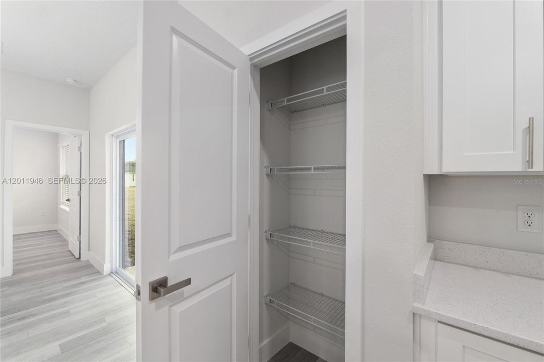 Activo con contrato: $349,900 (4 camas, 3 baños, 1942 Pies cuadrados)