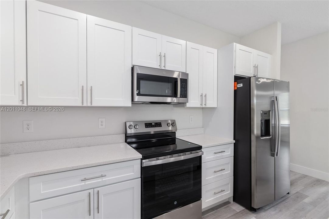 Activo con contrato: $349,900 (4 camas, 3 baños, 1942 Pies cuadrados)