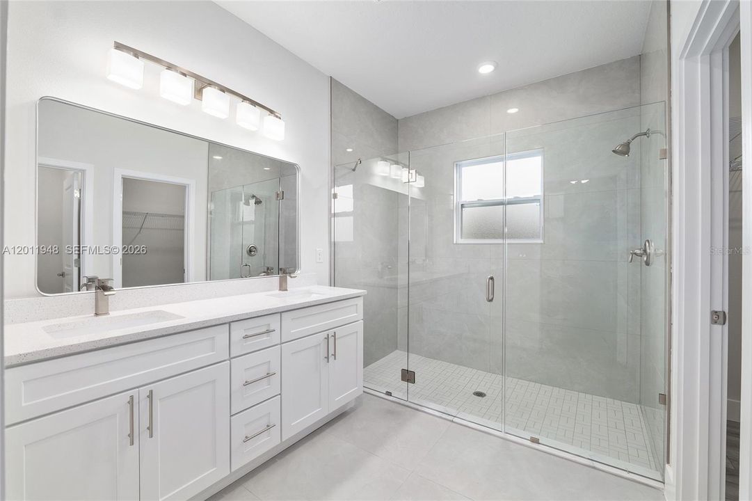 Activo con contrato: $349,900 (4 camas, 3 baños, 1942 Pies cuadrados)