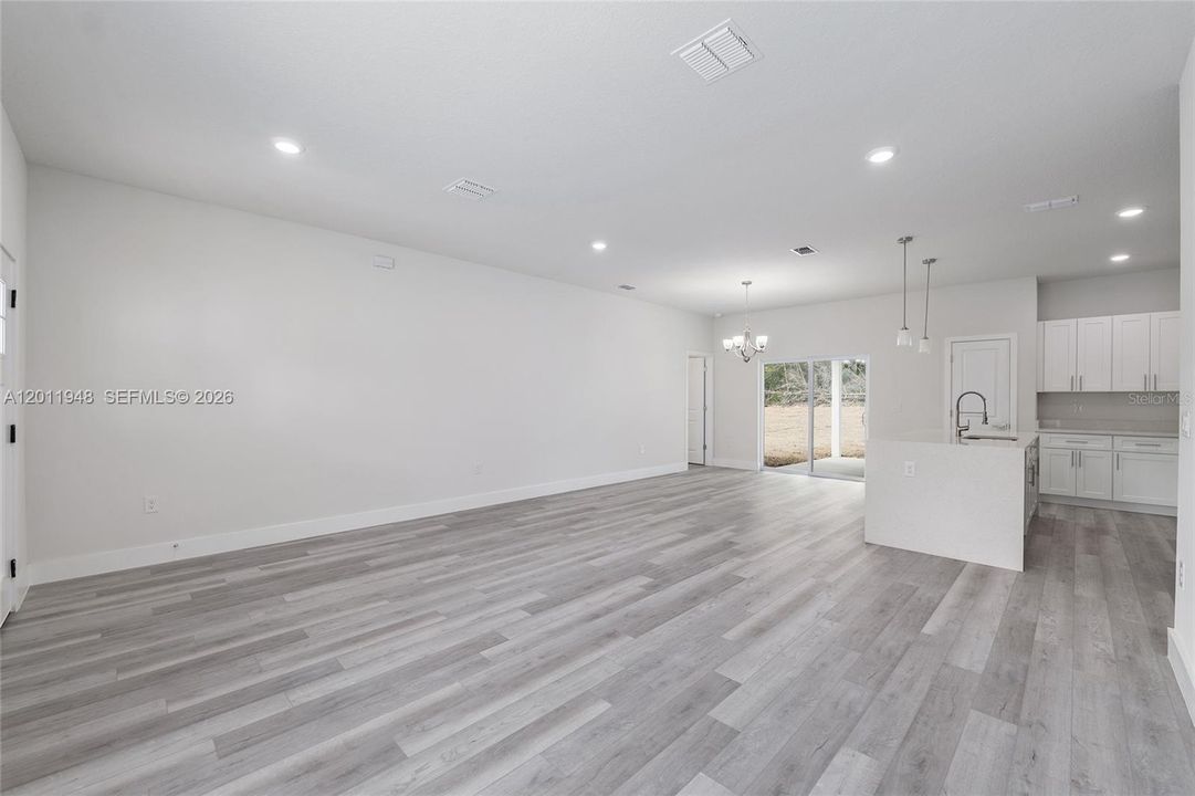 Activo con contrato: $349,900 (4 camas, 3 baños, 1942 Pies cuadrados)