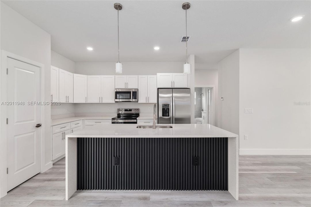 Activo con contrato: $349,900 (4 camas, 3 baños, 1942 Pies cuadrados)