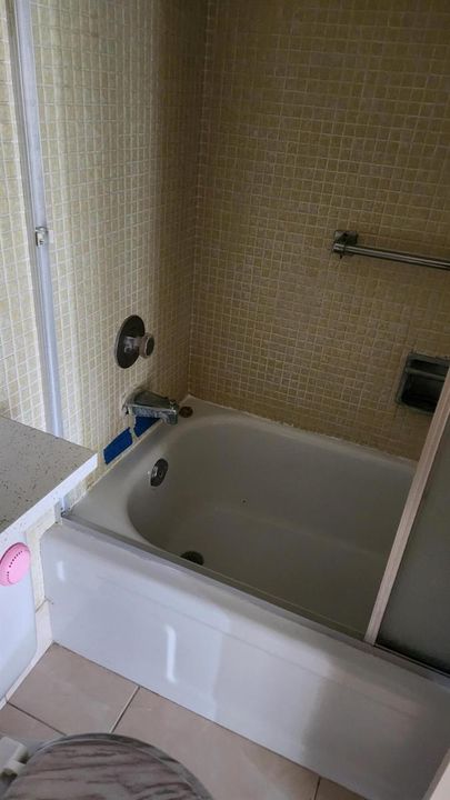 Tub in Main bathroom