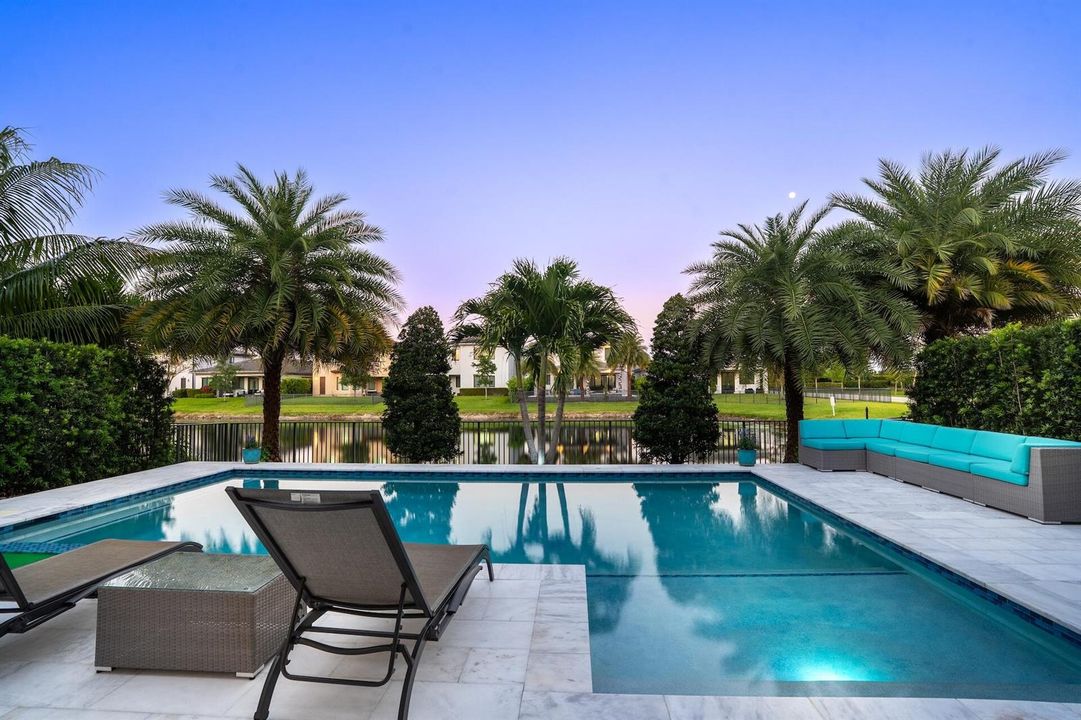 NIGHT POOL AND SPA