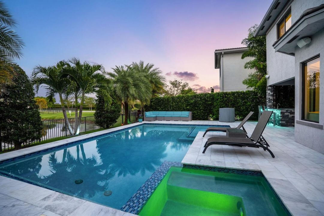 NIGHT POOL AND SPA