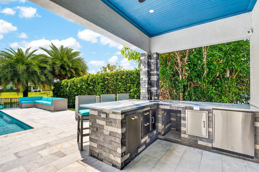 COVERED OUTDOOR KITCHEN