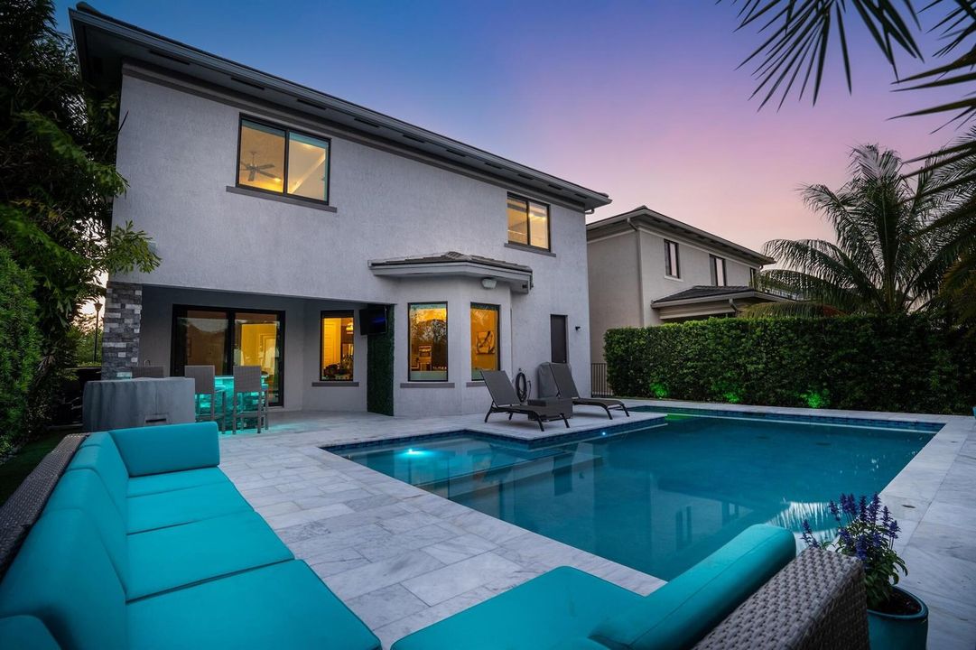 NIGHT POOL AND SPA
