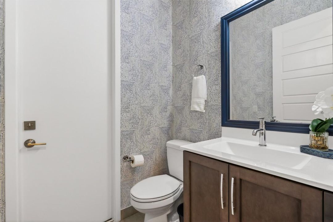 FIRST FLOOR GUEST BATHROOM