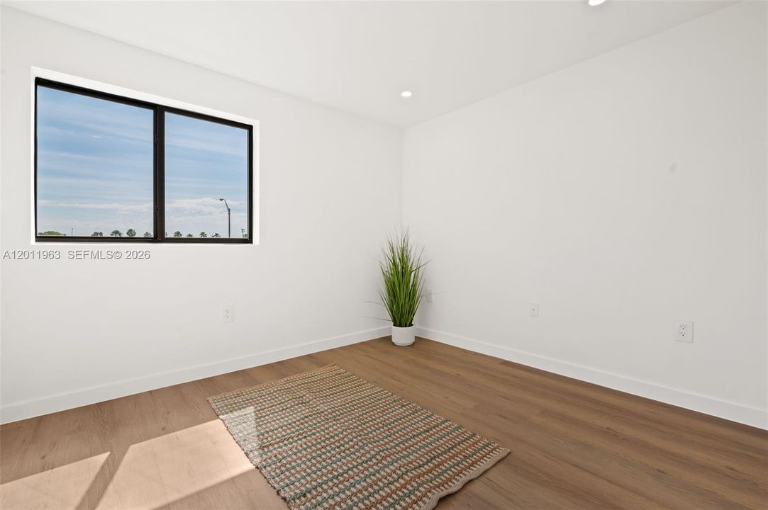 For Rent: $4,400 (3 beds, 2 baths, 1243 Square Feet)