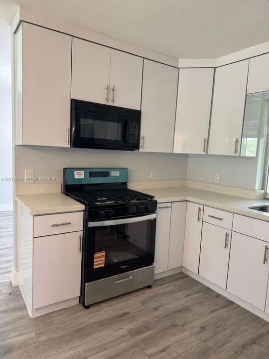 Active With Contract: $498,000 (3 beds, 2 baths, 1227 Square Feet)