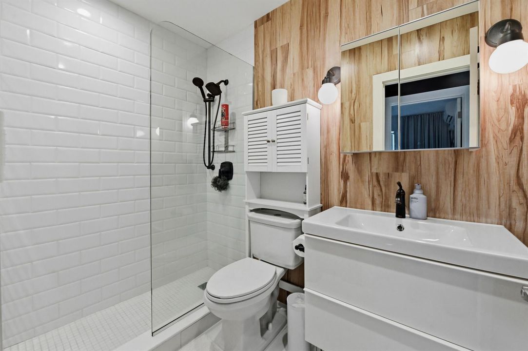 19 Bathroom 01