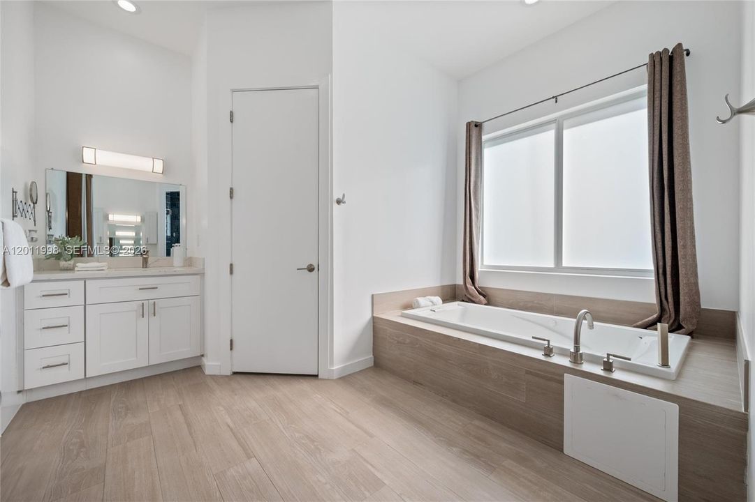 Recently Sold: $2,200,000 (4 beds, 5 baths, 3567 Square Feet)
